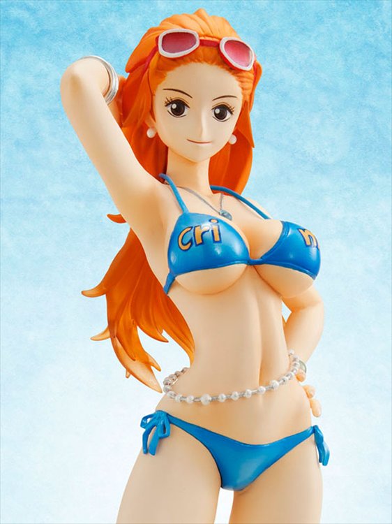 One Piece - POPs Figure Official Guide Book Limited Edition with Nami Figure